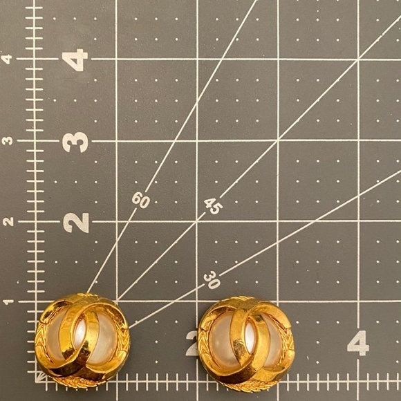 Authentic CHANEL Gold Plated CC Logo Faux Pearl V - Picture 4 of 7